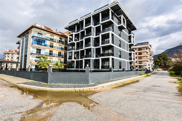 Helle Zweizimmerwohnung mit Berg- und Meerblick