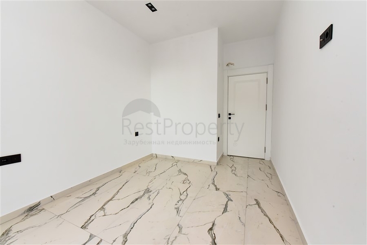 Helle Zweizimmerwohnung mit Berg- und Meerblick