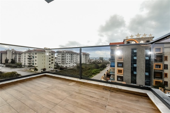 Helle Zweizimmerwohnung mit Berg- und Meerblick