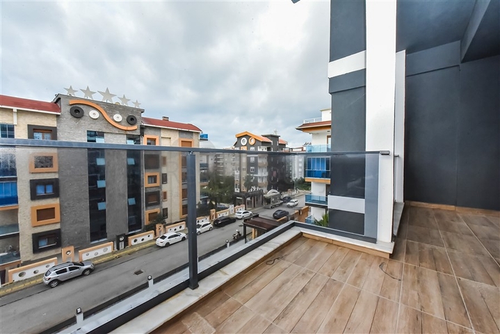 Helle Zweizimmerwohnung mit Berg- und Meerblick