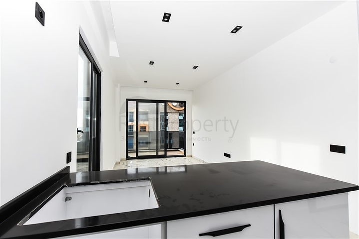 Helle Zweizimmerwohnung mit Berg- und Meerblick