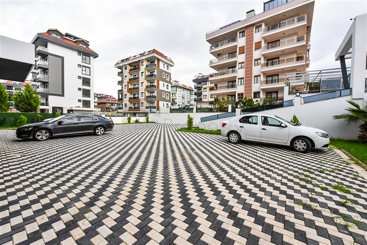 Helle Zweizimmerwohnung mit Berg- und Meerblick