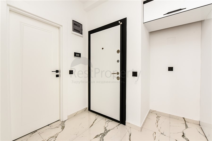 Helle Zweizimmerwohnung mit Berg- und Meerblick