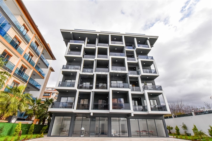 Helle Zweizimmerwohnung mit Berg- und Meerblick