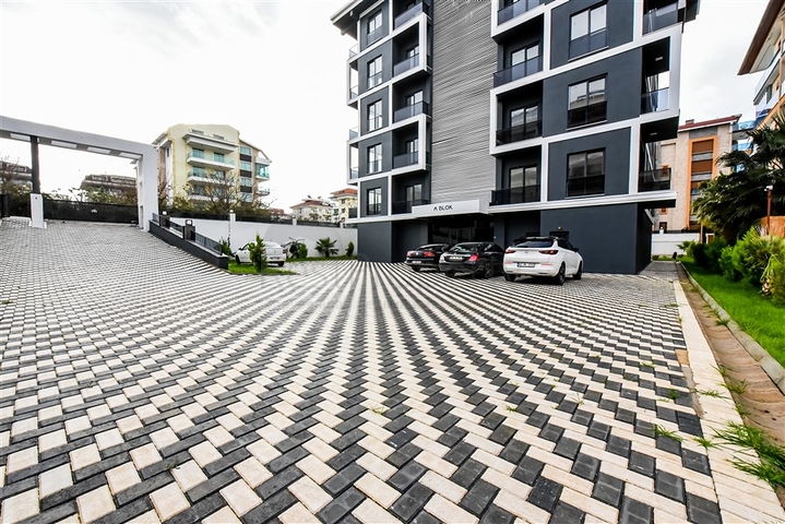Helle Zweizimmerwohnung mit Berg- und Meerblick