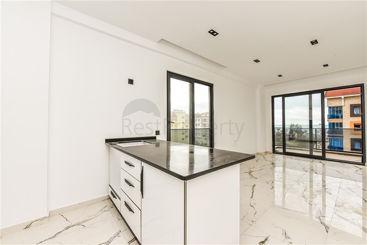 Helle Zweizimmerwohnung mit Berg- und Meerblick