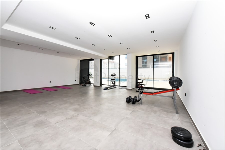 Helle Zweizimmerwohnung mit Berg- und Meerblick