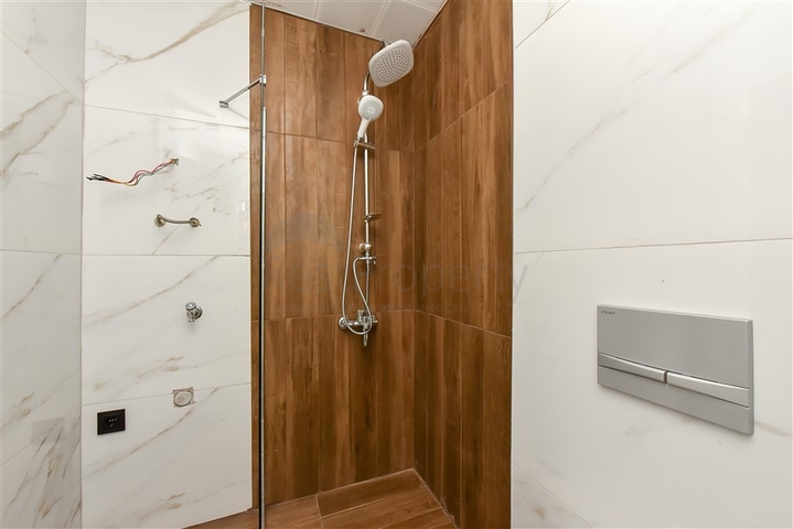 Helle Zweizimmerwohnung mit Berg- und Meerblick