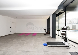 Helle Zweizimmerwohnung mit Berg- und Meerblick