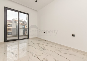 Helle Zweizimmerwohnung mit Berg- und Meerblick