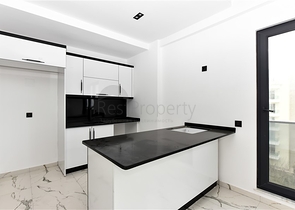 Helle Zweizimmerwohnung mit Berg- und Meerblick