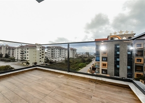 Helle Zweizimmerwohnung mit Berg- und Meerblick