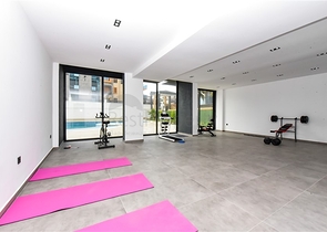 Helle Zweizimmerwohnung mit Berg- und Meerblick