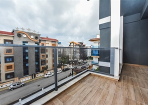 Helle Zweizimmerwohnung mit Berg- und Meerblick