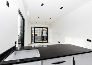 Helle Zweizimmerwohnung mit Berg- und Meerblick