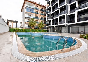 Helle Zweizimmerwohnung mit Berg- und Meerblick