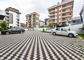 Helle Zweizimmerwohnung mit Berg- und Meerblick