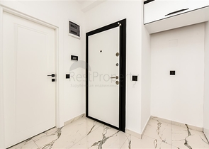 Helle Zweizimmerwohnung mit Berg- und Meerblick