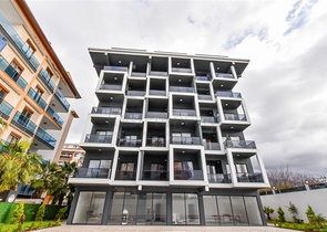 Helle Zweizimmerwohnung mit Berg- und Meerblick