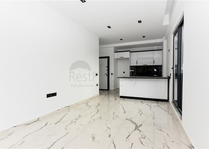 Helle Zweizimmerwohnung mit Berg- und Meerblick