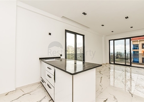 Helle Zweizimmerwohnung mit Berg- und Meerblick