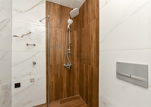 Helle Zweizimmerwohnung mit Berg- und Meerblick