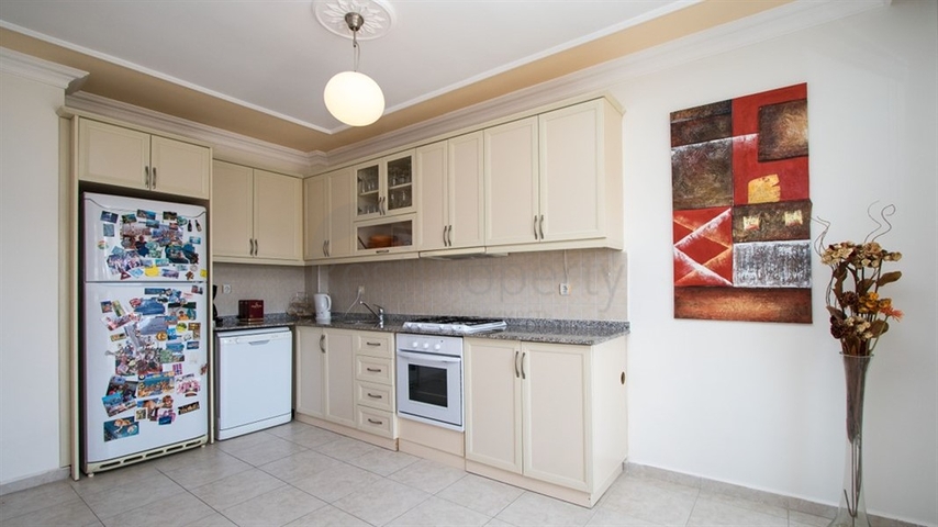 Geräumiges Penthouse 3+2 in der Nähe von Oba