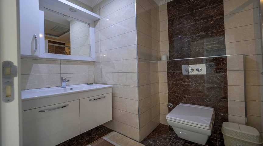 Geräumige 1+1 Wohnung in einer der besten Residenzen in der Gegend von Tosmur