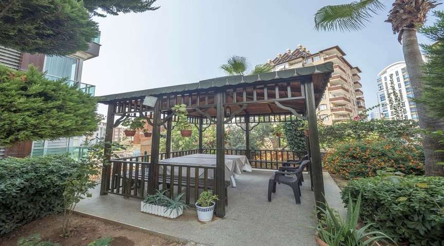 Geräumige 1+1 Wohnung in einer der besten Residenzen in der Gegend von Tosmur