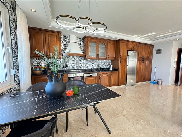 Geräumiges 3+1 Penthouse mit Panoramablick auf das Meer