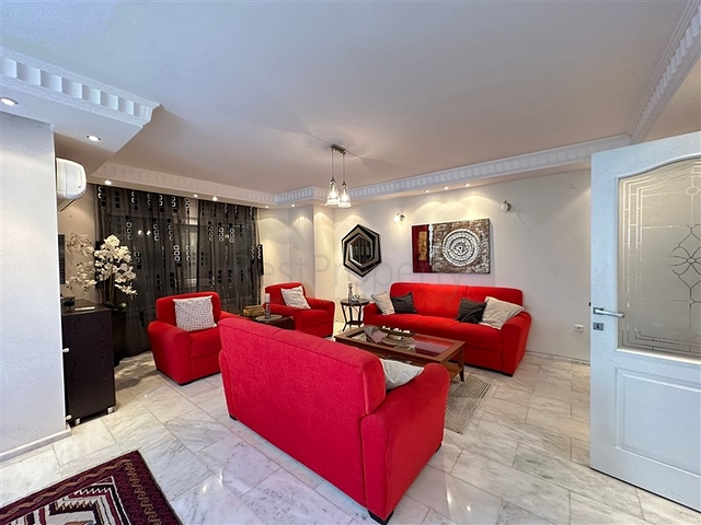 4+1 Penthouse am Flussufer im Stadtteil Kestel