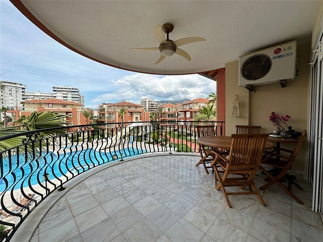 4+1 Penthouse am Flussufer im Stadtteil Kestel