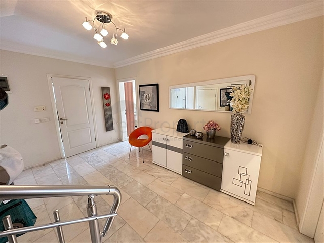 4+1 Penthouse am Flussufer im Stadtteil Kestel