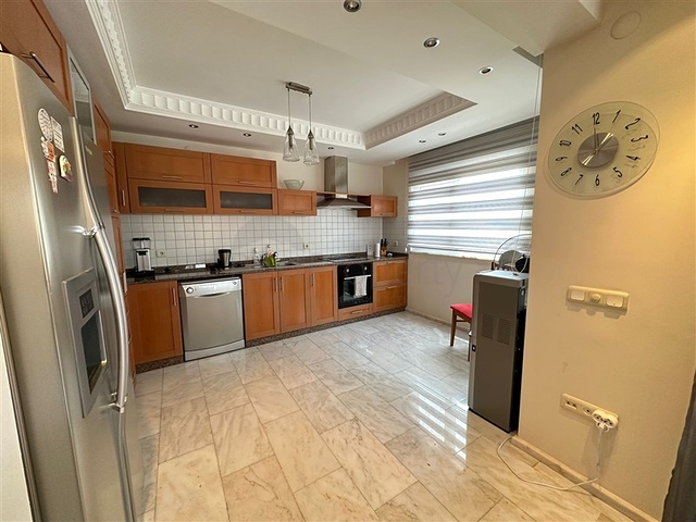 4+1 Penthouse am Flussufer im Stadtteil Kestel