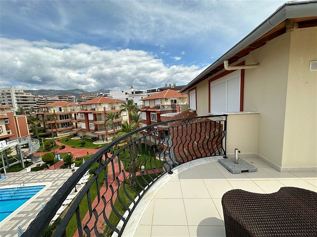 4+1 Penthouse am Flussufer im Stadtteil Kestel