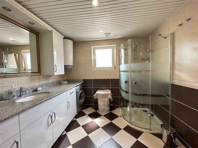 4+1 Penthouse am Flussufer im Stadtteil Kestel