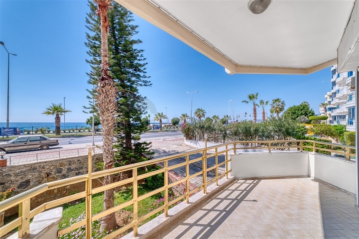 Apartments in einem Komplex an der ersten Küste