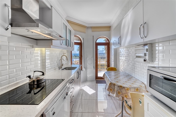 Apartments in einem Komplex an der ersten Küste