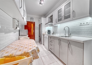 Apartments in einem Komplex an der ersten Küste