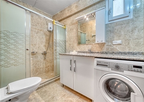 Apartments in einem Komplex an der ersten Küste