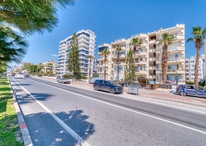 Apartments in einem Komplex an der ersten Küste