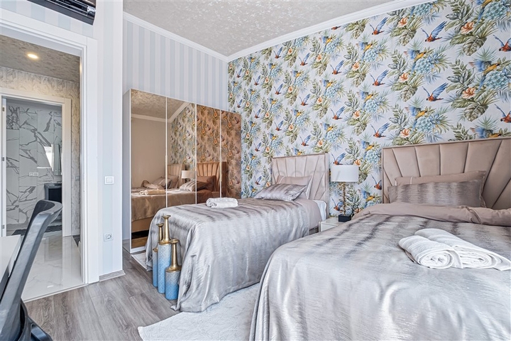 Drei-Zimmer-Penthouse mit Designer-Renovierung