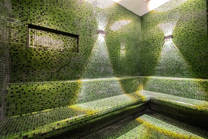 Drei-Zimmer-Penthouse mit Designer-Renovierung