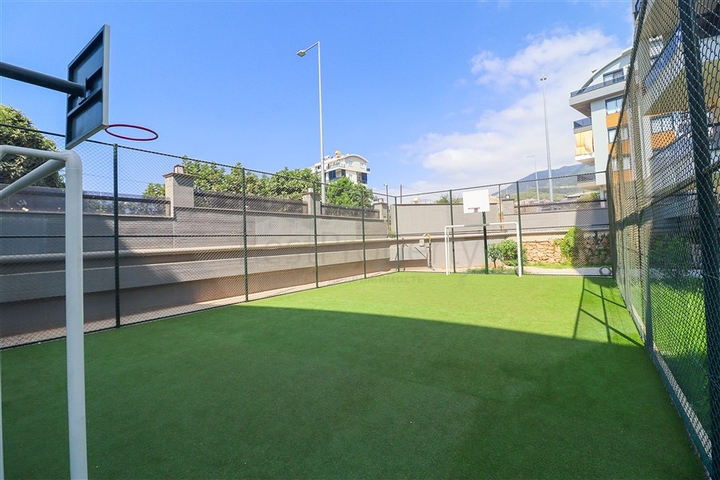 Drei-Zimmer-Penthouse mit Designer-Renovierung