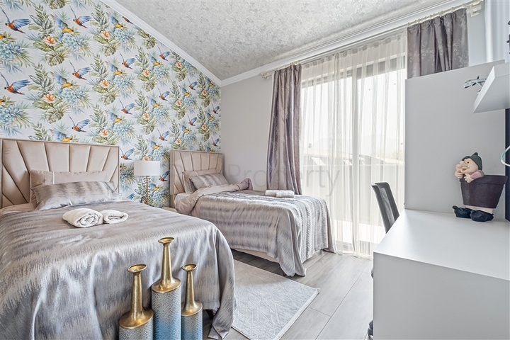 Drei-Zimmer-Penthouse mit Designer-Renovierung