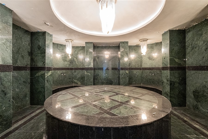 Drei-Zimmer-Penthouse mit Designer-Renovierung