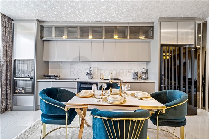 Drei-Zimmer-Penthouse mit Designer-Renovierung