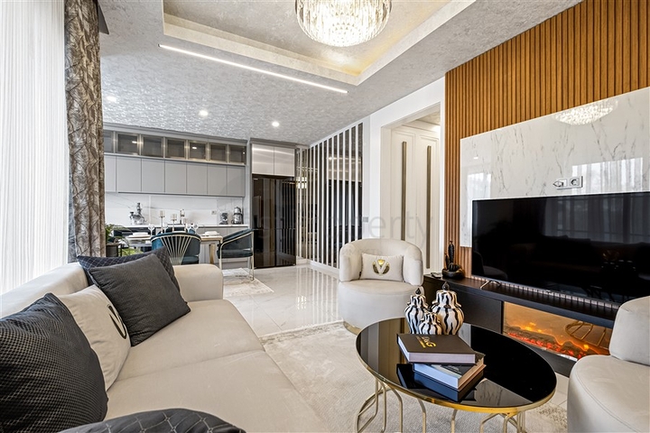 Drei-Zimmer-Penthouse mit Designer-Renovierung