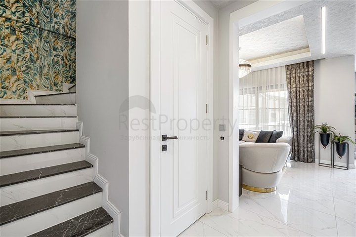 Drei-Zimmer-Penthouse mit Designer-Renovierung