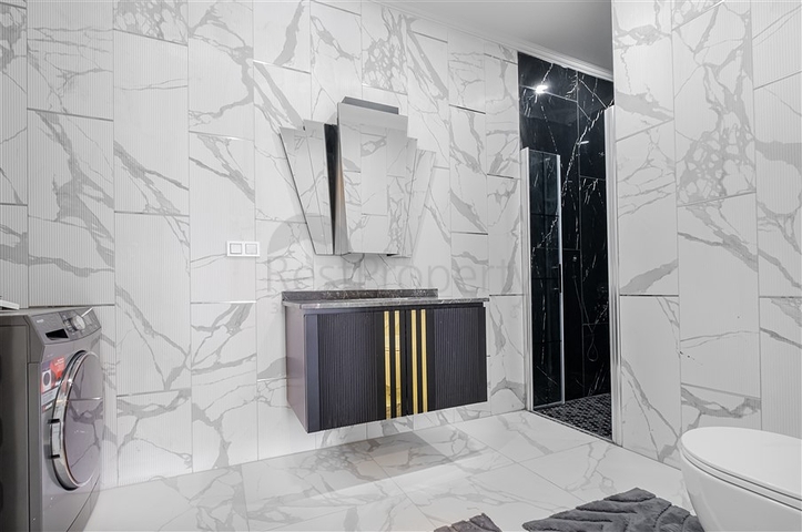 Drei-Zimmer-Penthouse mit Designer-Renovierung